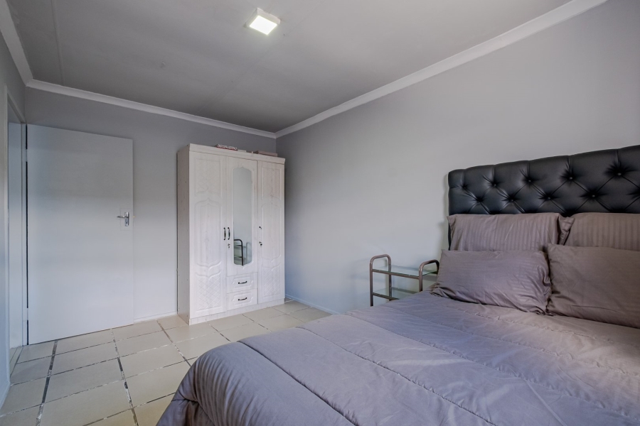 5 Bedroom Property for Sale in Lentegeur Western Cape